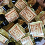 Cinnamon Creek fahéjas illóolaj több üvegcsével dekoratív elrendezésben