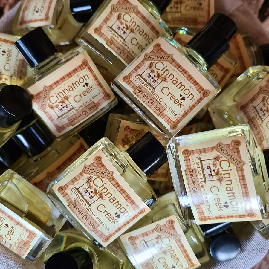 Cinnamon Creek fahéjas illóolaj több üvegcsével dekoratív elrendezésben