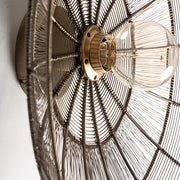 Közelkép a Circle fém falilámpa központi részéről, látható az E27 foglalat és a finoman megmunkált, art deco jellegű bronz fémhuzal.