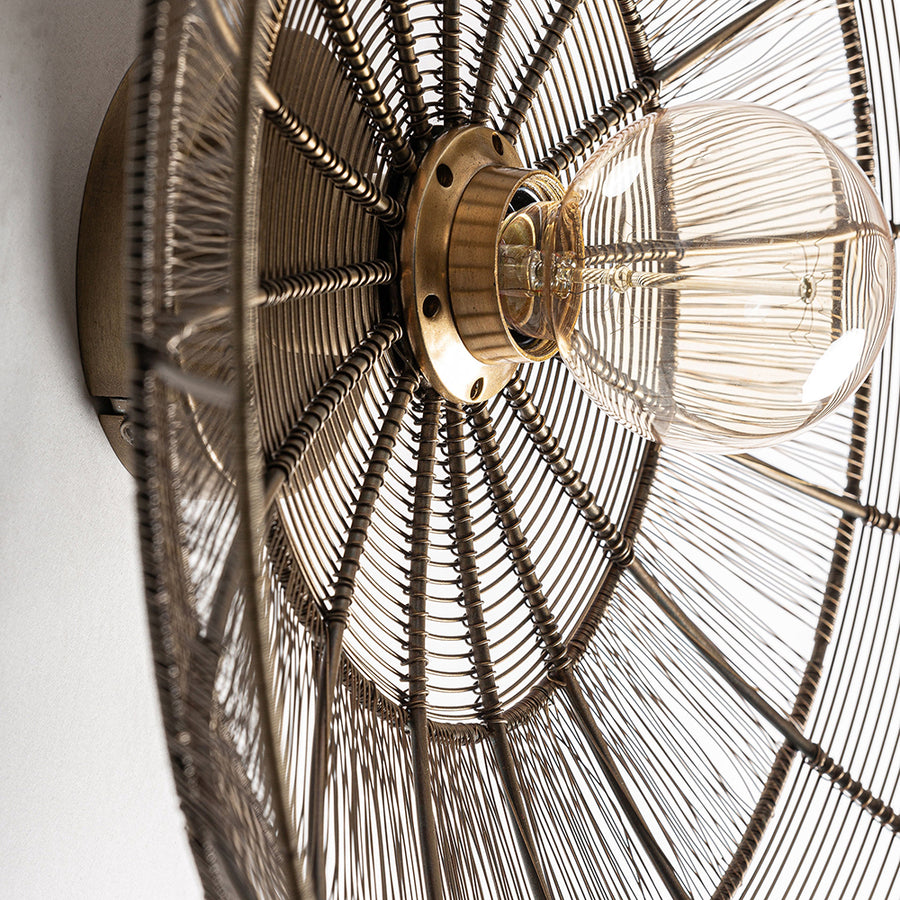 Közelkép a Circle fém falilámpa központi részéről, látható az E27 foglalat és a finoman megmunkált, art deco jellegű bronz fémhuzal.