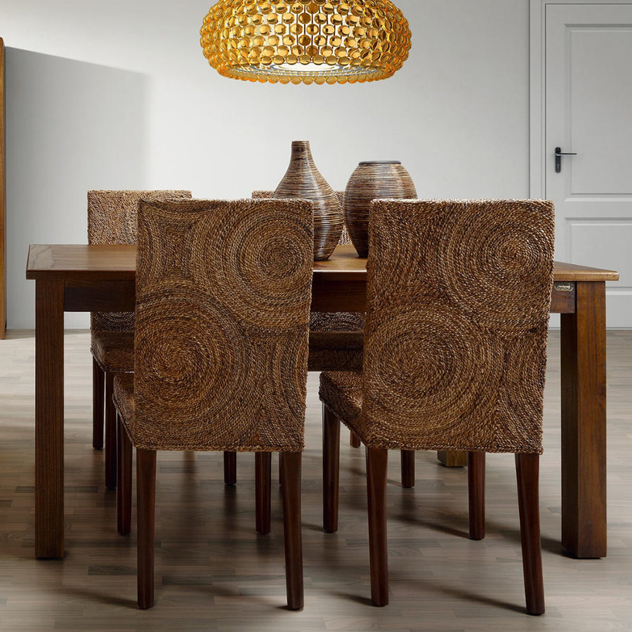 Növényi rattanból és banánlevélből készült kézműves étkezőszék..