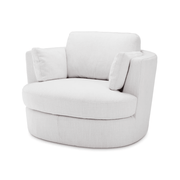 Clarissa fotel enyhén oldalról nézve, látható a modern, ívelt forma.