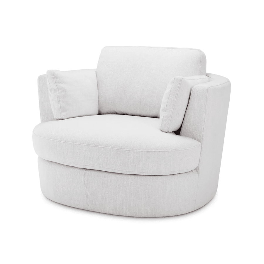 Clarissa fotel enyhén oldalról nézve, látható a modern, ívelt forma.