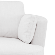 A Clarissa fotel karfája és párnája közelről, részletgazdag anyagstruktúrával.