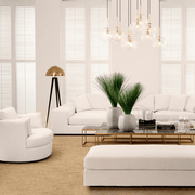 Clarissa forgó fotel elegáns, világos nappaliban berendezve.