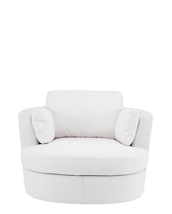 Fehér, szövetkárpitozású, forgó design fotel elölről, párnákkal.