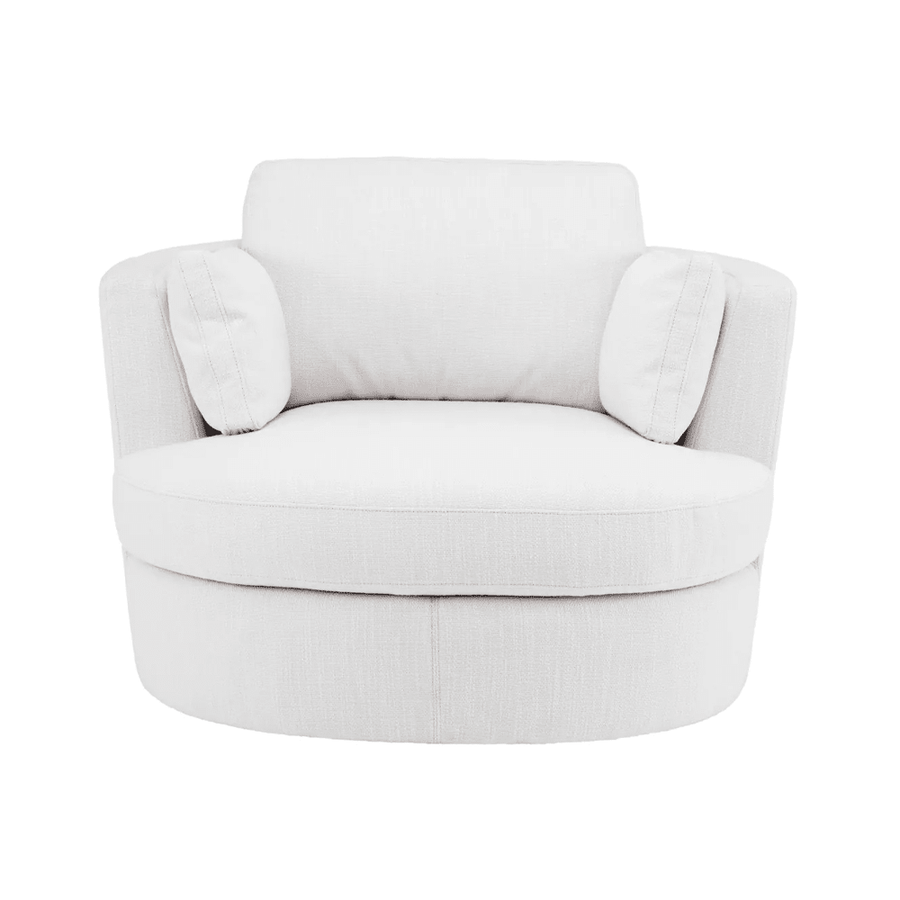 Fehér, szövetkárpitozású, forgó design fotel elölről, párnákkal.