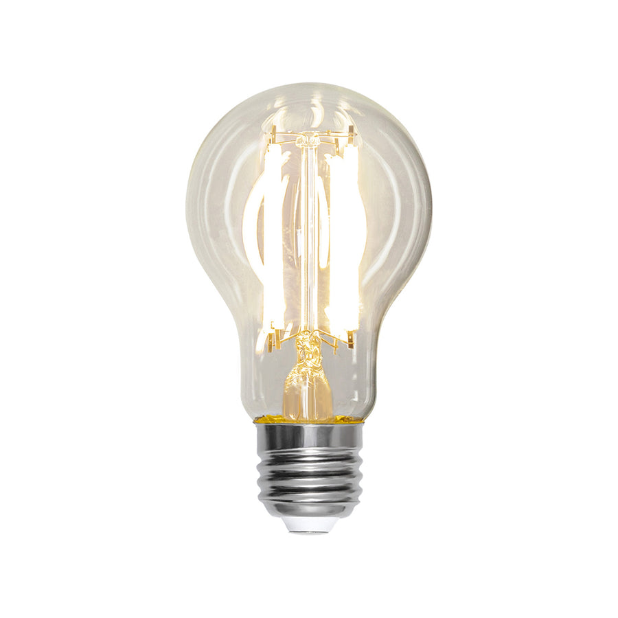 Tiszta üvegű, melegfehér fényű LED izzó E27-es foglalattal, A60-as formával, 4 szálas filament kialakítással, világítás közben.