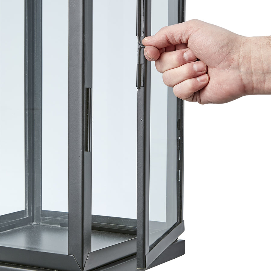 Modern, kortárs stílusú, rozsdamenetes acélból készült, fekete színű lámpás.