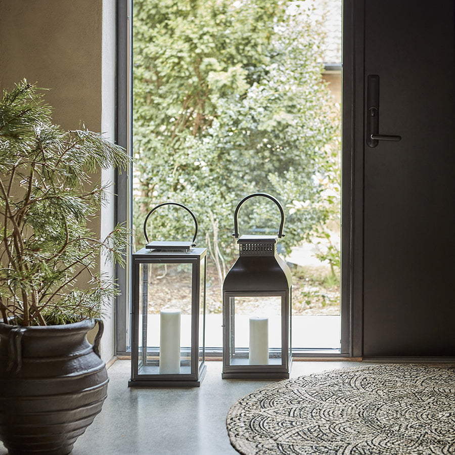 Modern, kortárs stílusú, rozsdamenetes acélból készült, fekete színű lámpás.