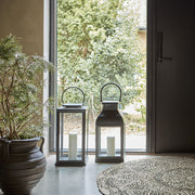 Modern, kortárs stílusú, rozsdamenetes acélból készült, fekete színű lámpás.