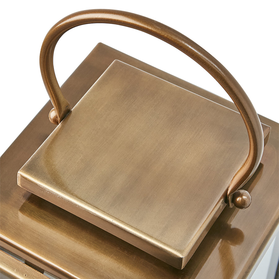 Modern, kortárs stílusú, rozsdamenetes acélból készült, sárgarézszínű lámpás.