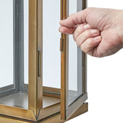 Modern, kortárs stílusú, rozsdamenetes acélból készült, sárgarézszínű lámpás.