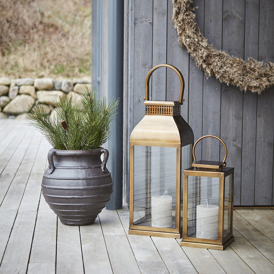 Modern, kortárs stílusú, rozsdamenetes acélból készült, sárgarézszínű lámpás.