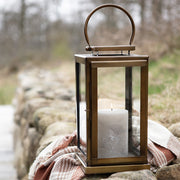 Modern, kortárs stílusú, rozsdamenetes acélból készült, sárgarézszínű lámpás.