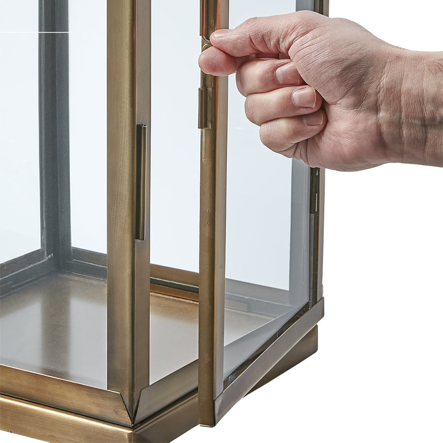 Rozsdamenetes acélból készült, sárgarézszínű lámpás.