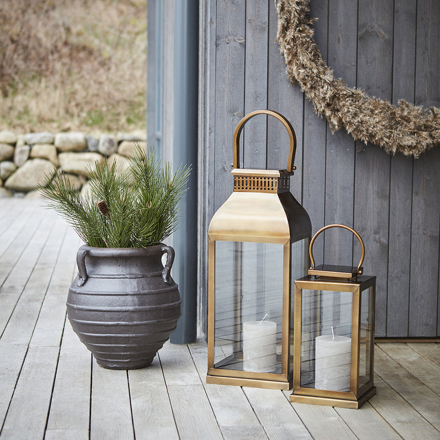 Rozsdamenetes acélból készült, sárgarézszínű lámpás.