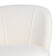 Kárpit részlete – puha, hurkolt bouclé textúra a CLUB EMMA bézs fotelen.