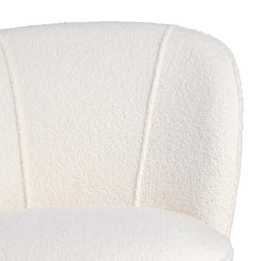 Kárpit részlete – puha, hurkolt bouclé textúra a CLUB EMMA bézs fotelen.