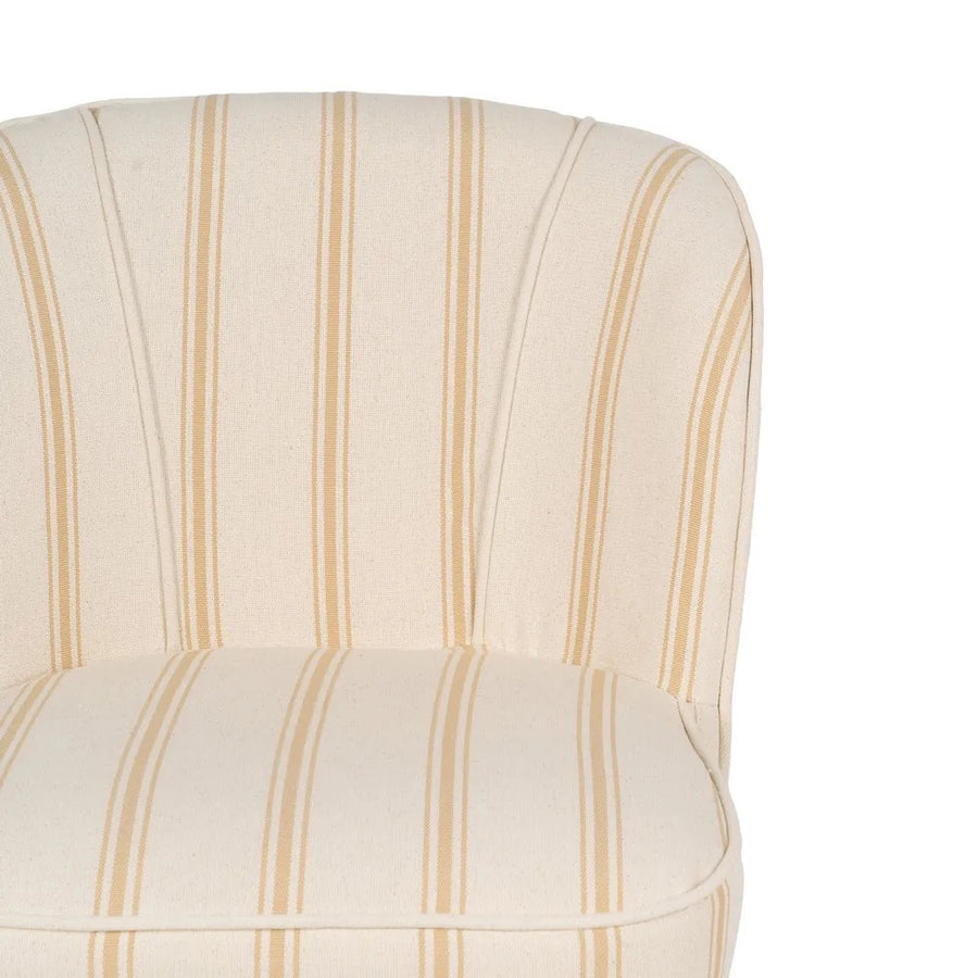 A kárpit textúrájának részlete – pamut-poliészter szövet okker csíkozással.