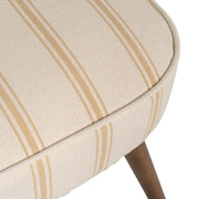 CLUB EMMA fotel ülőfelületének részlete, meleg árnyalatú csíkokkal.