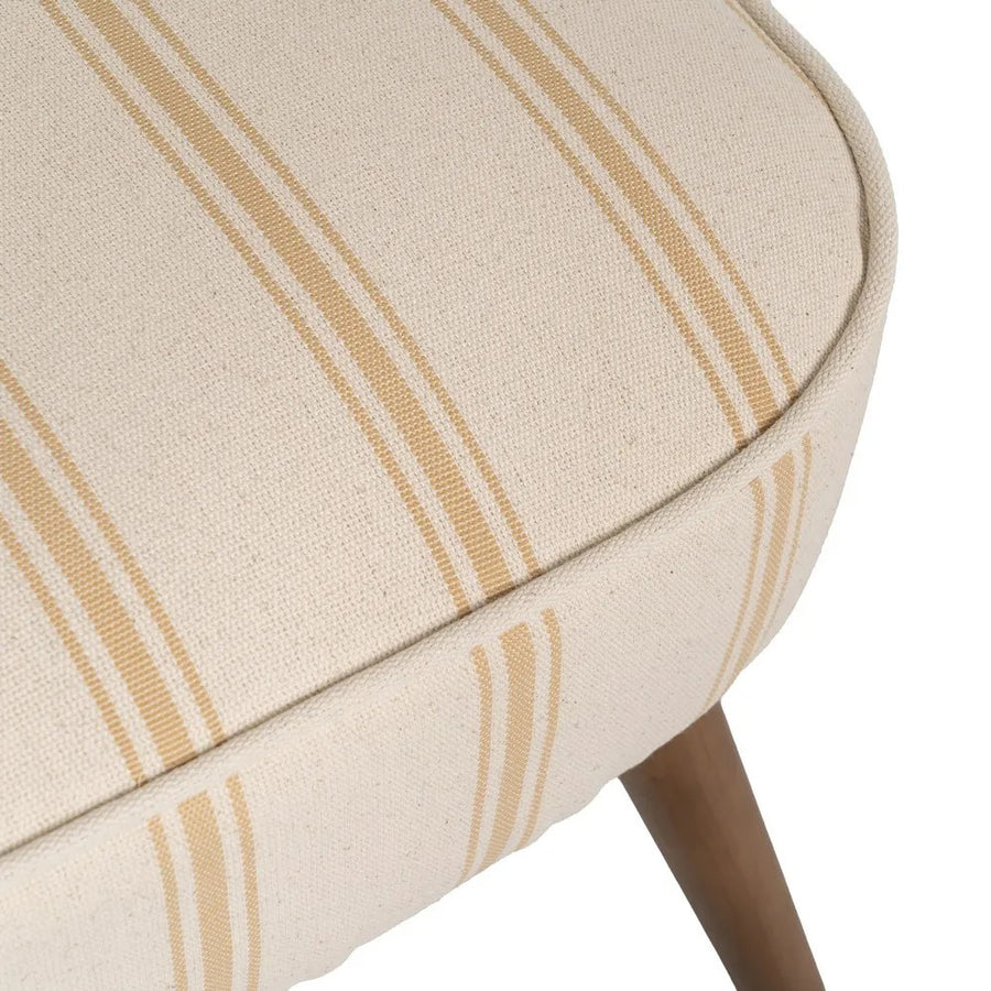 CLUB EMMA fotel ülőfelületének részlete, meleg árnyalatú csíkokkal.