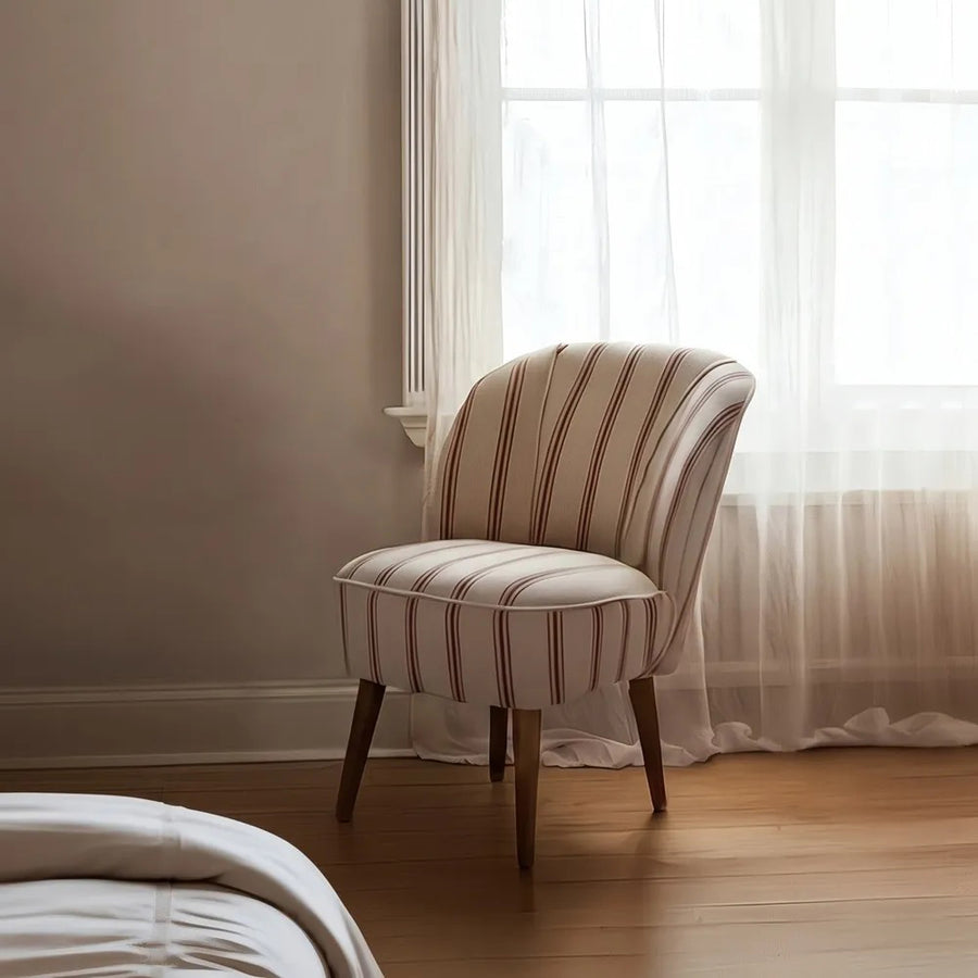 CLUB EMMA fotel természetes fényben, meleg tónusú nappaliban elhelyezve.