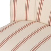 A kárpit részlete – terrakotta-fehér csíkozás és finom textúrájú szövet.