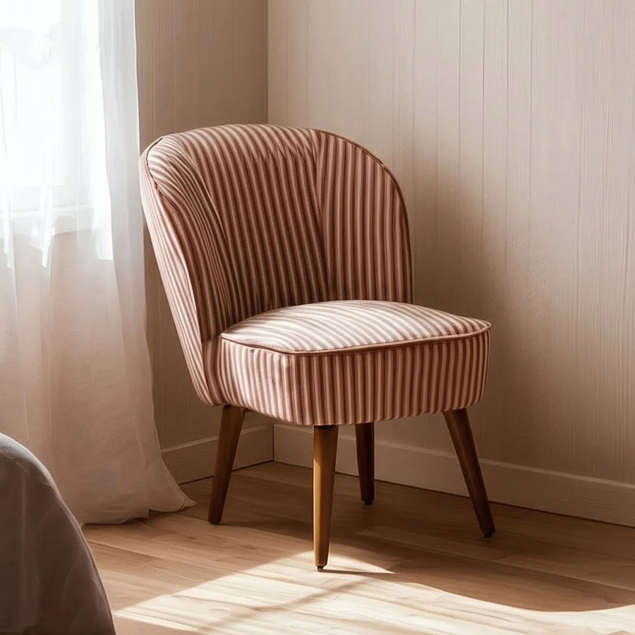 CLUB EMMA fotel természetes fényben, meleg tónusú nappaliban elhelyezve.