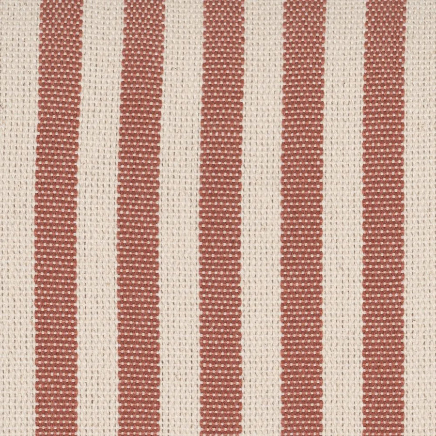 Szövet textúra közelről – terrakotta és törtfehér csíkos kárpit finom szövésben.