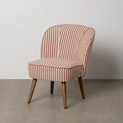 Terrakotta-fehér csíkos kárpitozású klub fotel minimalista beltérben, betonpadlón.