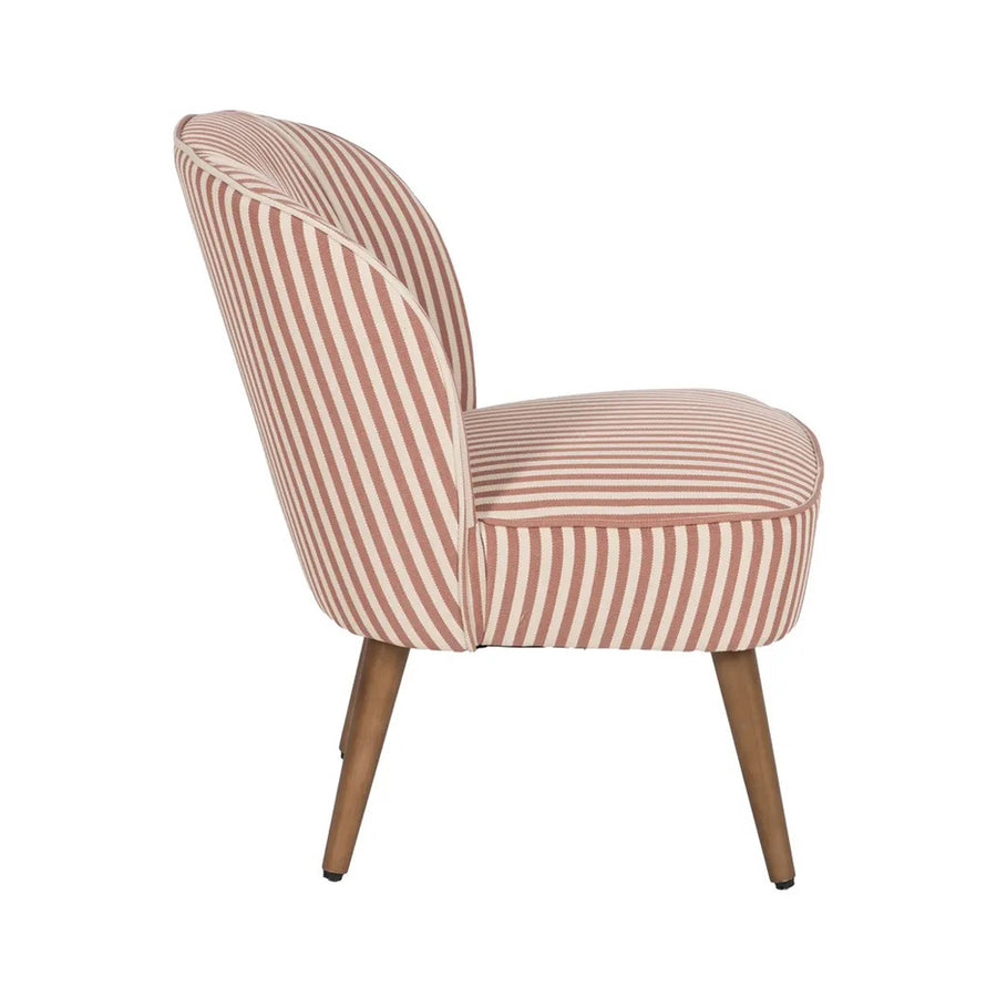 CLUB EMMA klub fotel oldalsó nézetben, lekerekített háttámlával és fa lábakkal.