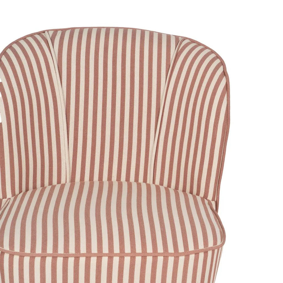 A kárpit részlete – terrakotta-fehér csíkozás és finom textúrájú szövet.