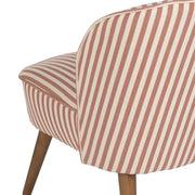 A fotel hátsó részlete, elegáns lekerekített formával és természetes fa lábakkal.