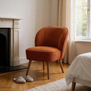 Terrakotta színű CLUB EMMA fotel természetes fényben, hálószobai enteriőrben.