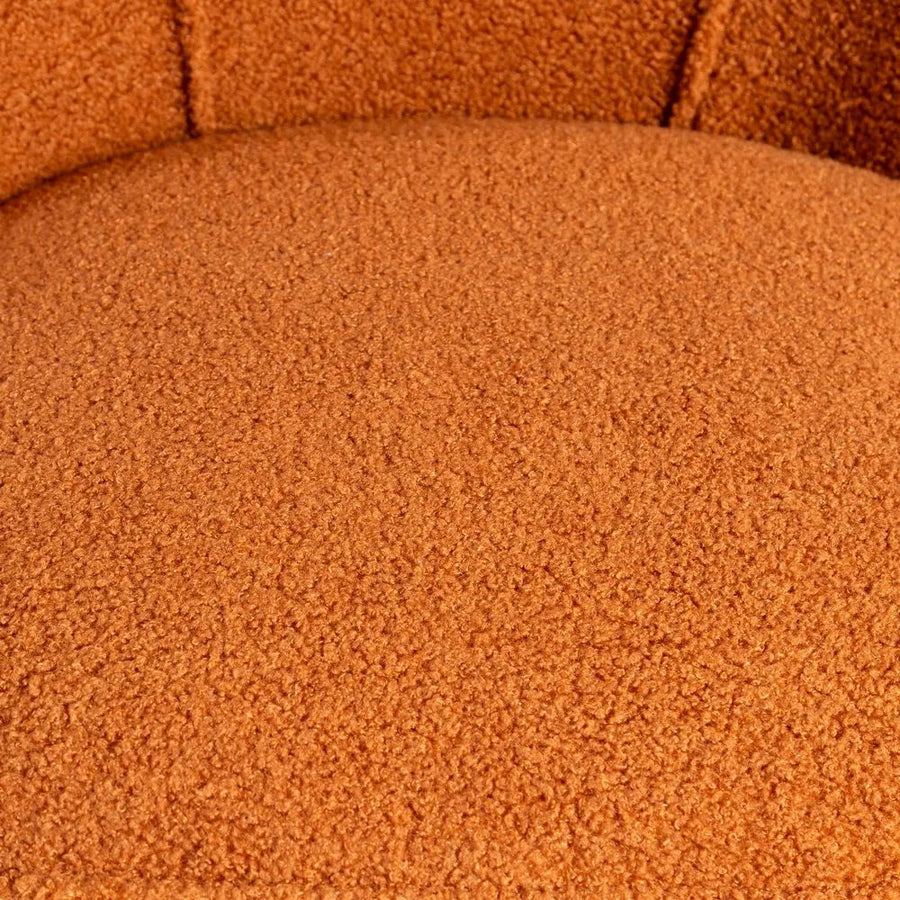 Háttámla varrásainak részlete a hurkolt szövet felületén.