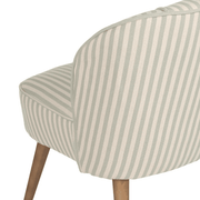 A fotel ívelt hátsó részlete, elegáns kárpitozással és fa lábakkal.