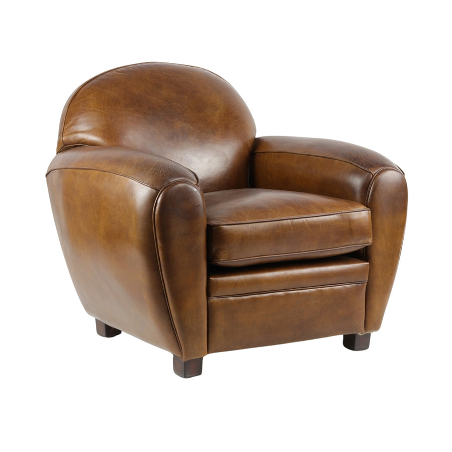 Kissé oldalnézetből fényképezett Club Paquebot dohánybarna bőrfotel, jól látható ívelt karfákkal és kényelmes ülőfelülettel.