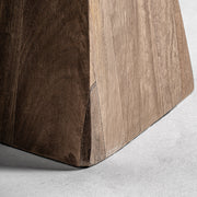 Barna színű design állólámpa, krém színű juta lámpaernyővel.