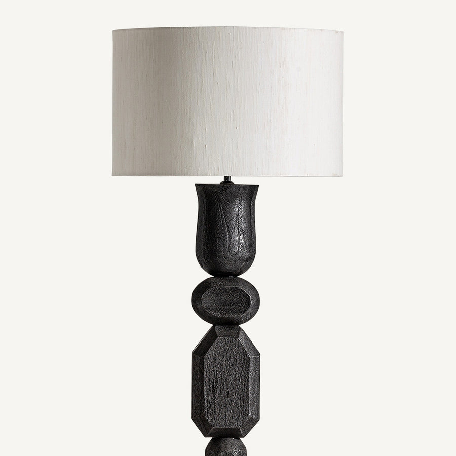 Mangófából faragott, fekete színű design állólámpa, krém színű juta lámpaernyővel.