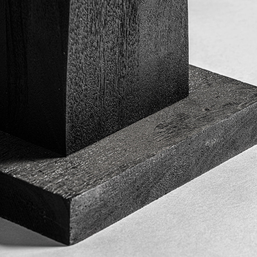 Fekete színű design asztali lámpa, krém színű juta lámpaernyővel.