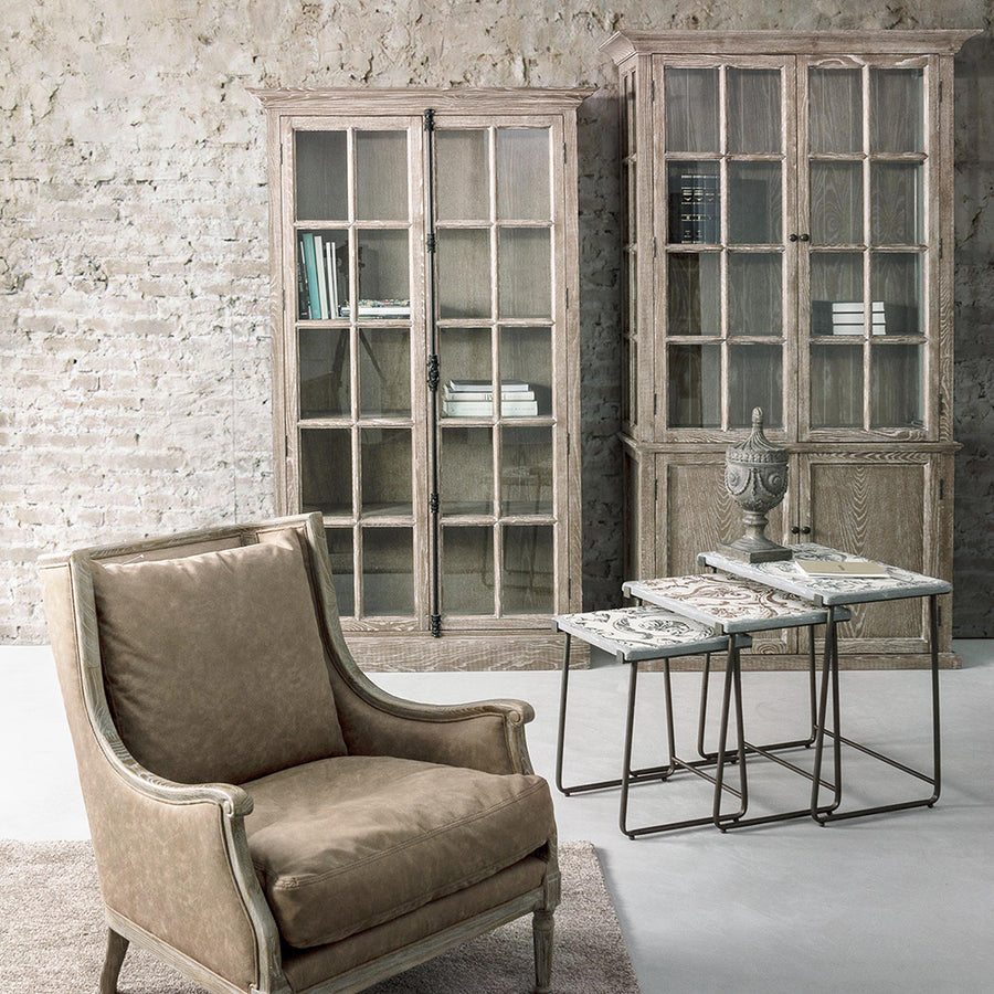 Klasszikus stílusú, kőrisfából készült, 4 ajtós vitrines szekrény.