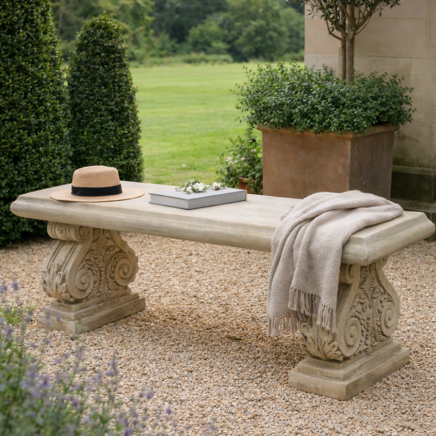 COLUMNA kerti pad elegáns kertben dekorációval és textilekkel