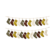 Textilzoknikból készült, adventi naptár girland.