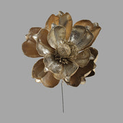 Csipeszes kialalkítású, magnólia virág formájú karácsonyfadísz.