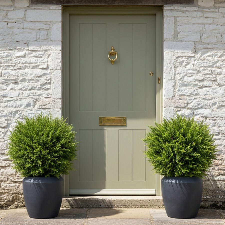 Mű gömb ciprus fekete kaspóban bejárat mellett, elegáns kültéri dekoráció