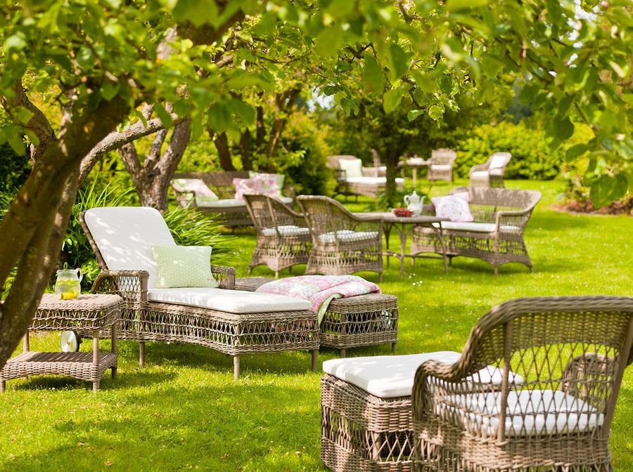 Kerekes kialakítású, antikszürke színű, műrattan napozóágy.