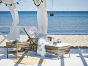 Kerekes kialakítású, antikszürke színű, műrattan napozóágy.