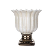 Krémszínű, mázas kaspó bordázott felülettel és klasszikus formával – oldalnézetből