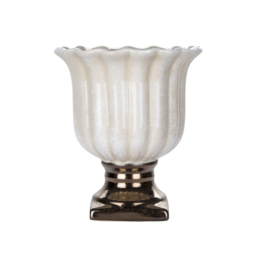 Krémszínű, mázas kaspó bordázott felülettel és klasszikus formával – oldalnézetből